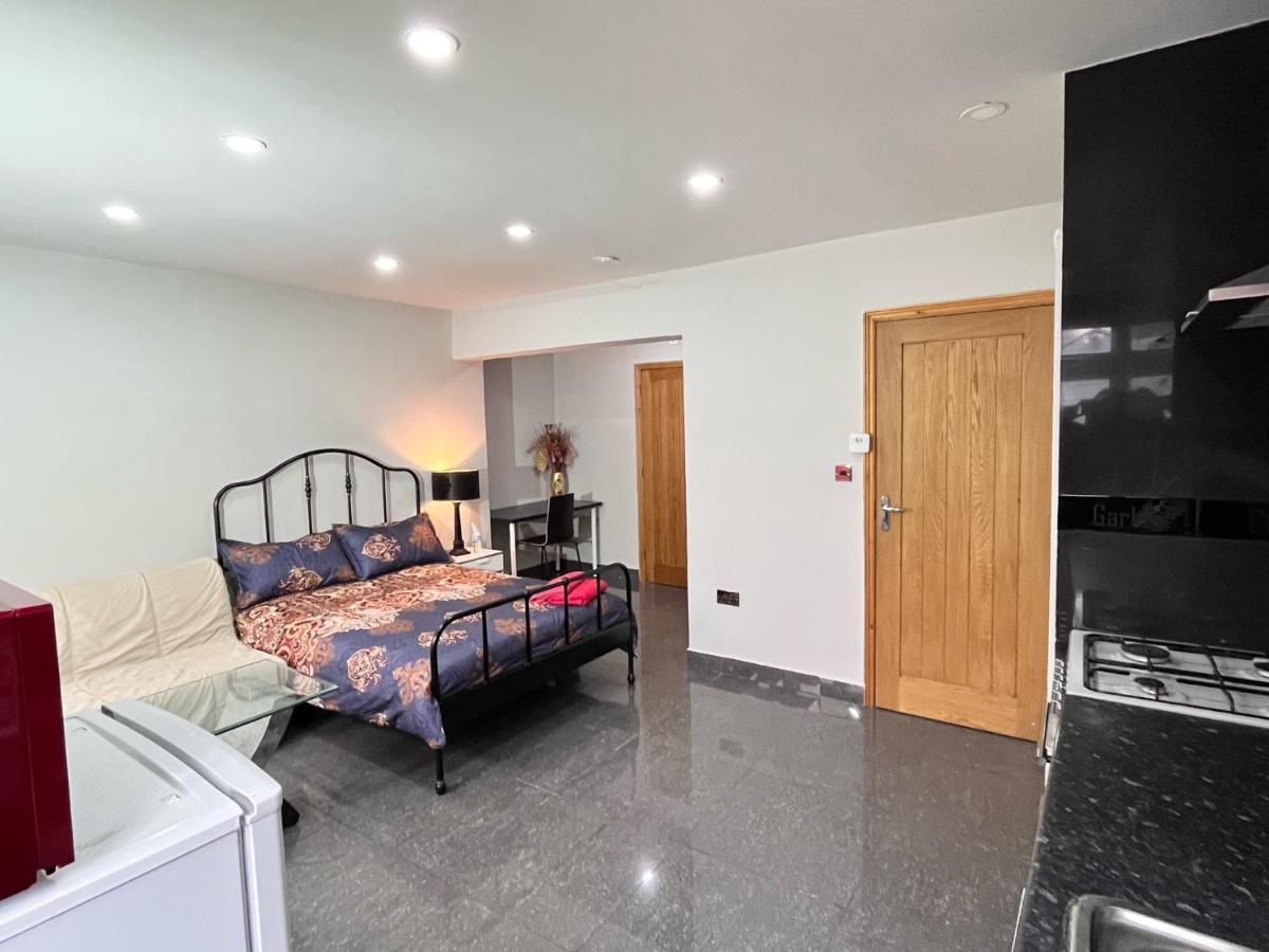 Full Studio Near Heathrow Airport & London ヘイズ エクステリア 写真