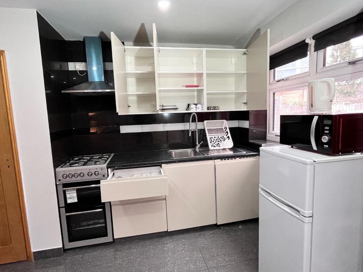 Full Studio Near Heathrow Airport & London ヘイズ エクステリア 写真
